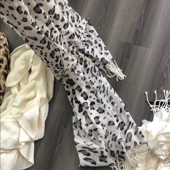 Bundle of 5 cream and leopard print scarves - Picture 6 of 9